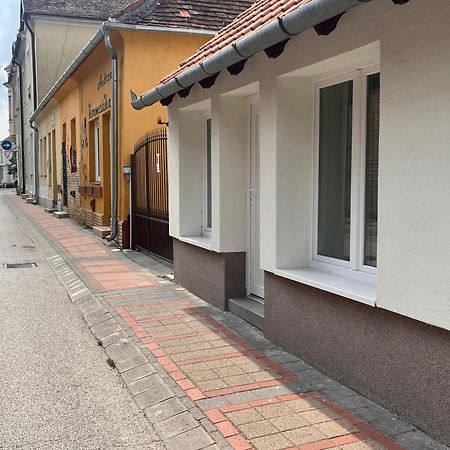 Pap Koez Apartman Apartment Sarvar Bagian luar foto